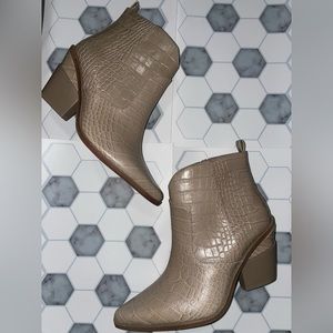 New**Gianni Bini Maelyie Croc Embossed Western Booties